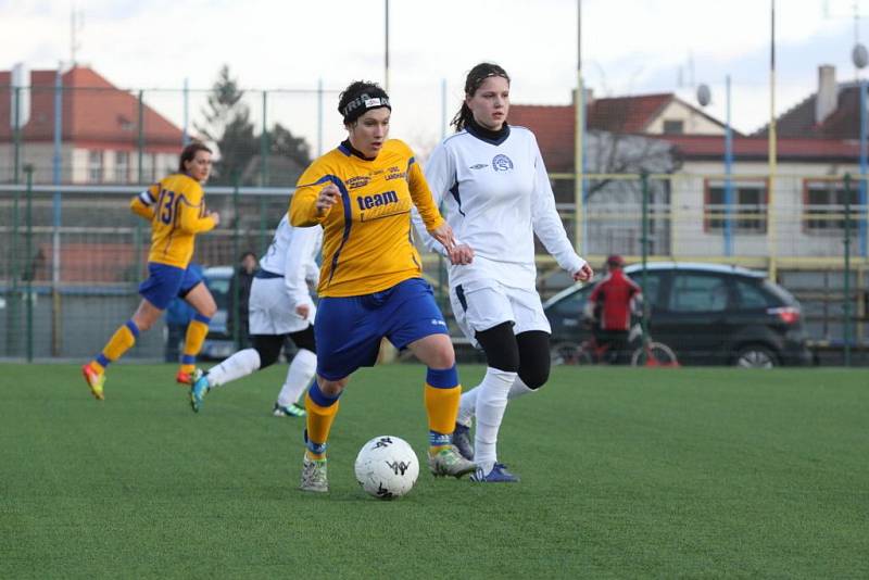 Fotbalistky Slovácka rakouského soupeře porazily těsně 2:1.