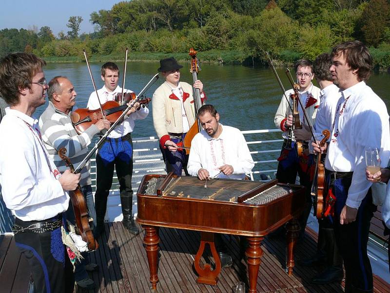 Cimbálová muzika Mladí Burčáci.