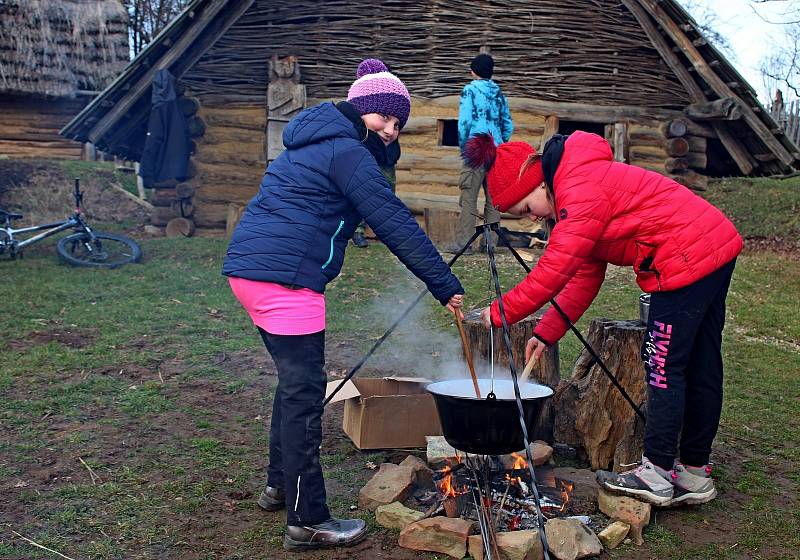 Chýše starých Slovanů provoněla už poosmnácté jídla skautských kuchtíků a kuchtiček.