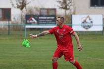 Fotbalista Nedachlebic Přemysl Tureček část hodového utkání s Veselou odchytal. 