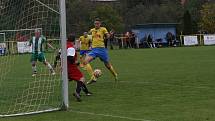 Fotbalisté Starého Města (žluté dresy) v 11. kole I. B třídy skupiny C deklasovali domácí Ostrožskou Novou Ves 8:1.