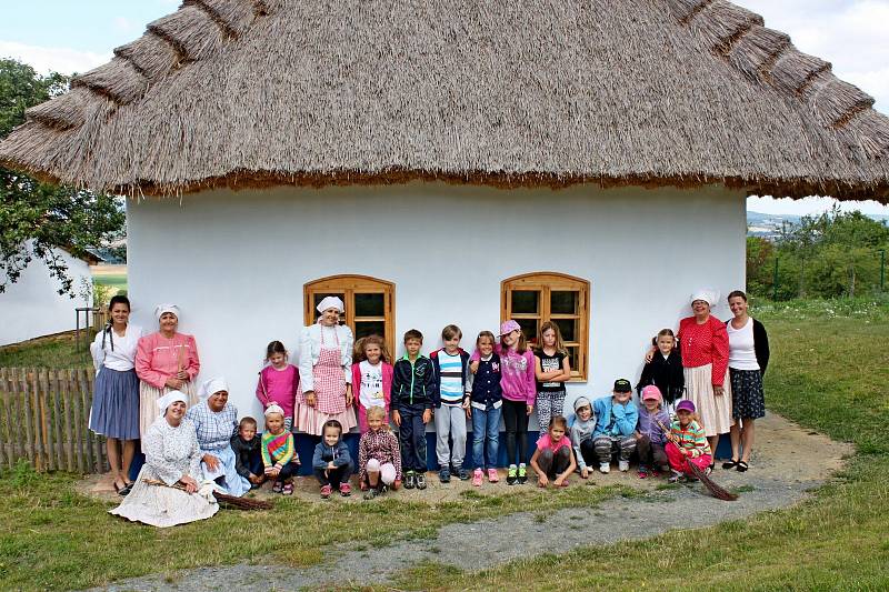 NA ROCHUSU. Na nudu v příměstském táboře U tetičky na dědině v Parku Rochus neměly děti ani jejich tetinky čas.