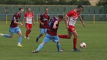 Fotbalisté Slavkova (bíločervené dresy) na úvod nové sezony zdolali Velký Ořechov 1:0.