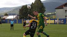 Fotbalisté Strání (černožluté dresy) v sobotním domácím hodovém duelu přehráli Napajedla 3:0.