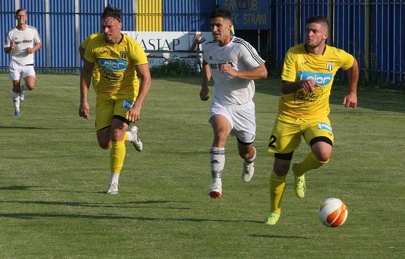 Fotbalisté divizního Strání (žluté barvy) v pátečním přípravném zápase deklasovali Boršice 8:0.