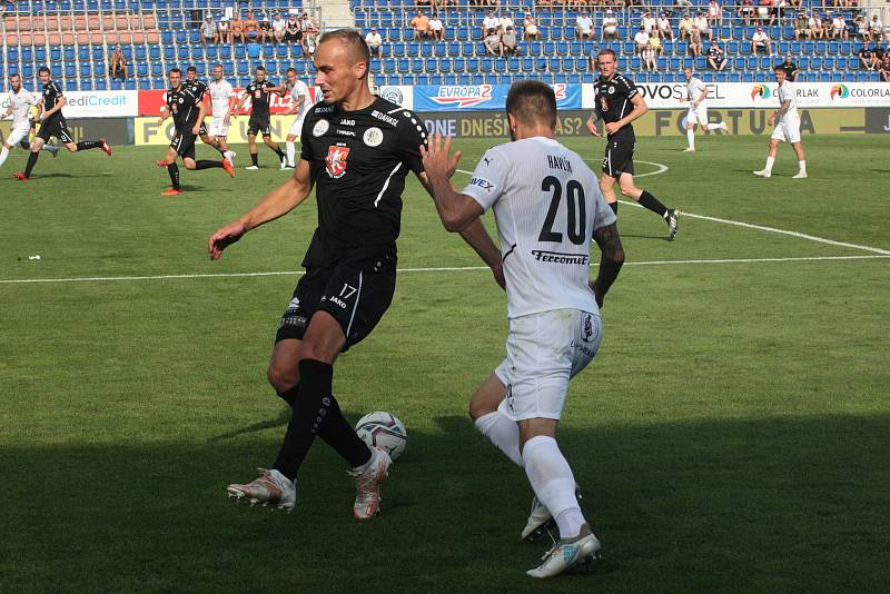 Fotbalisté Slovácka (bílé dresy) se v neděli doma utkali s Hradcem Králové.