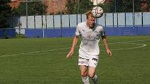 Fotbalisté Slovácka B (bílé dresy) v páteční předehrávce 32. kola MSFL remizovali na hřišti v Kunovicích s juniorkou Ostravy 2:2.