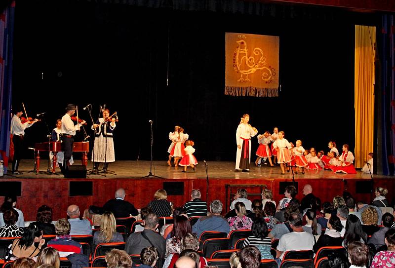 Třináct dětských folklorních souborů roztleskalo čtyři stovky diváků.