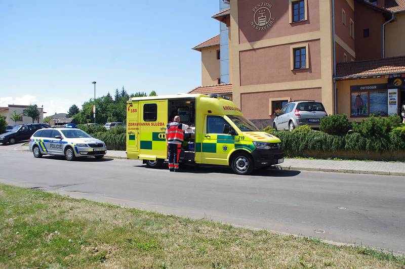 Brutální scéna v Uherském Hradišti. V „myší díře“ sráželo auto lidi jako figurky .