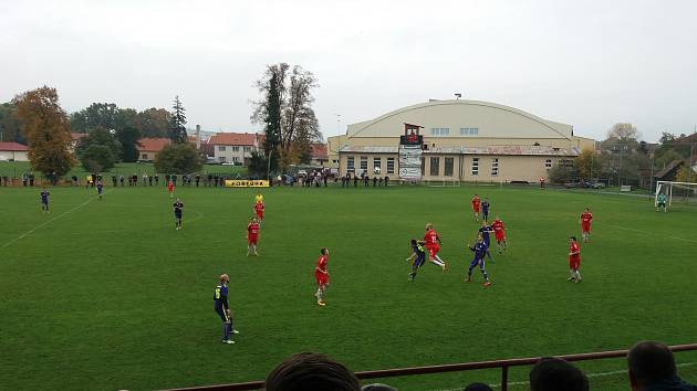 Fotbalisté Uherského Brodu (v červených dresech) ve 12. kole Fortuna MSFL porazili poslední Mohelnici 2:0.