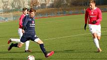 Fotbalisté Uherského Brodu (červené dresy) na závěr čtyřdenního soustředění zdolali starší dorost Slovácka 2:0.