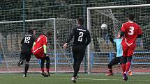 Fotbalisté Dolního Němčí (černé dresy) v zahajovacím utkání jubilejního dvacátého ročníku Gambrinus Cupu podlehli Mladcové 0:2.