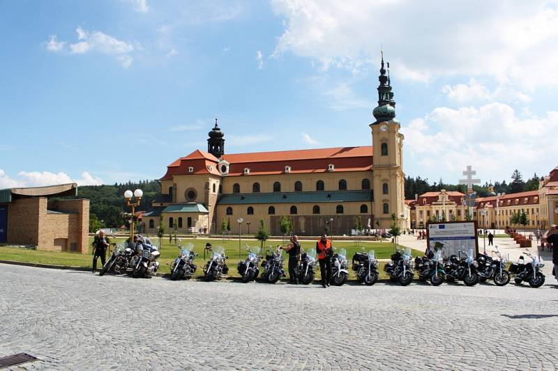 Muži a ženy z Česka a Slovenska si vyjeli v neděli odpoledne na silných mašinách na Velehrad.