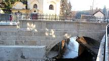Po osmi měsících bude znovu průjezdný barokní kamenný most přes potok Salaška na Velehradě.