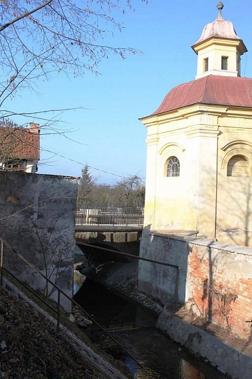 Po osmi měsících bude znovu průjezdný barokní kamenný most přes potok Salaška na Velehradě.