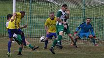 Fotbalisté Částkova (zelenobílé dresy) v rámci oslav výročí 80. let vyzvali starou gardu ligového Zlína.