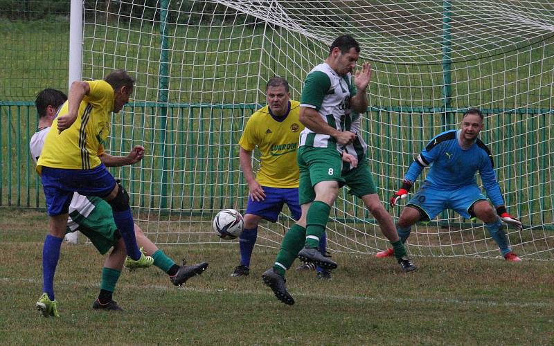 Fotbalisté Částkova (zelenobílé dresy) v rámci oslav výročí 80. let vyzvali starou gardu ligového Zlína.