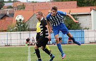Fotbalisté Hluku (v černobílých dresech) prohráli v úvodním zápase nové sezony I. A třídy skupiny B s Újezdcem 1:2.