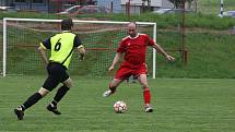 Fotbalisté Jalubí (žlutočerné dresy) v semifinále Poháru OFS Jarošovský pivovar zdolali Nedakonice 3:0.