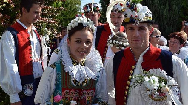 Ukázka krojované svatby v Horním Němčí 20. srpna 2016.