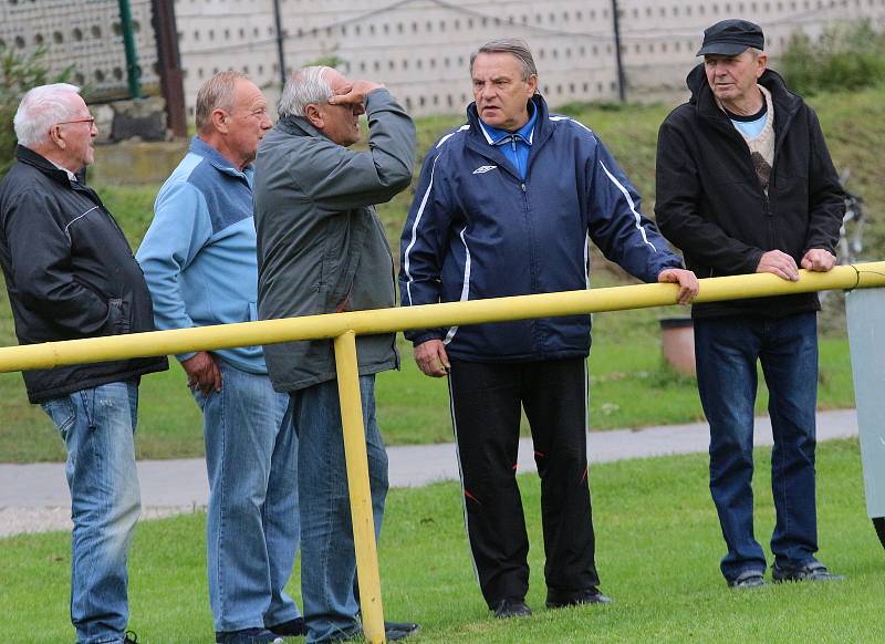 Fotbalisté Ostrožské Lhoty (žluté dresy) v 8. kole okresního přeboru Uherskohradišťska přehráli Havřice 3:0.