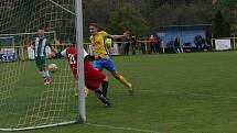 Fotbalisté Starého Města (žluté dresy) v 11. kole I. B třídy skupiny C deklasovali domácí Ostrožskou Novou Ves 8:1.