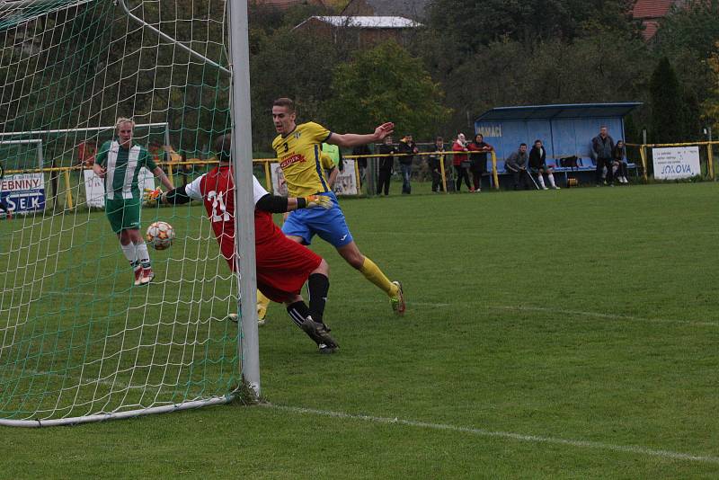 Fotbalisté Starého Města (žluté dresy) v 11. kole I. B třídy skupiny C deklasovali domácí Ostrožskou Novou Ves 8:1.