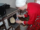 Veronika Provodovská z Březové názorně ukazuje, jak se peče domácí chleba. 
