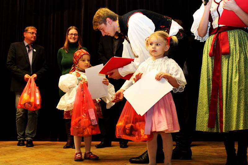 Třetího ročníku pěvecké soutěže Zazpívej, slavíčku, se za doprovodu cimbálovky Pentla zúčastnilo sedmnáct dětí ze Slovácka.