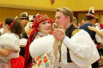 Při plese v Babicích mohli jeho návštěvníci obdivovat mládence a děvčice ve slováckých krojích.