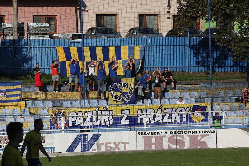 Fotbalisté Starého Města (žluté dresy) v 5. kole krajské I. B třídy skupiny C zdolali Polešovice 1:0.