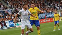 Fotbalisté Slovácka (v bílých dresech) v derby přemohli Zlín 1:0