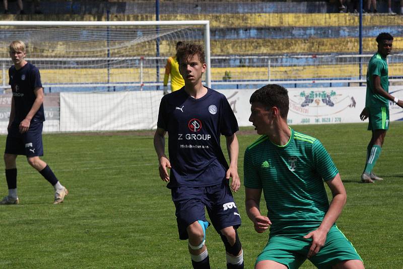 Starší dorostenci Slovácka (modré dresy) v úterní dohrávce 18. kola I. Celostátní ligy remizovali na Širůchu ve Starém Městě s Karvinou 1:1.