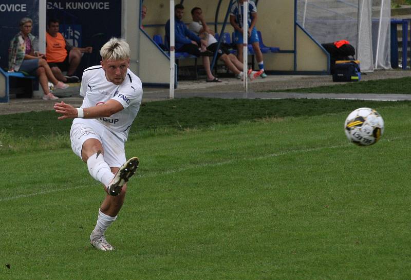 Fotbalisté Slovácka B (bílé dresy) ve 4. kole MSFL deklasovali Vítkovice 6:0.