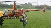 Žáci posledního ročníku Gymnázia v Uherském Hradišti si připravili pro svoji třídní učitelku Alenu Popelkovou překvapení na poslední zvonění. Do školy ji přepravil vrtulník.