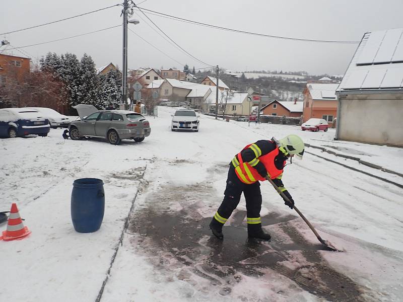 V Luhačovicích se v ulici Hrazanská střetly dva osobáky. Nehoda se obešla bez zranění.