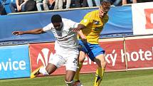 Synot Liga, 1. FC Slovácko - FC Fastav Zlín. Zleva Francis Kone a Jakub Jugas.