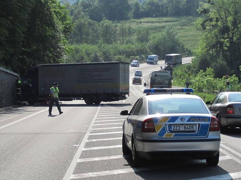 Kamion u Stupavy po nárazu do zdi zablokoval silnici. 