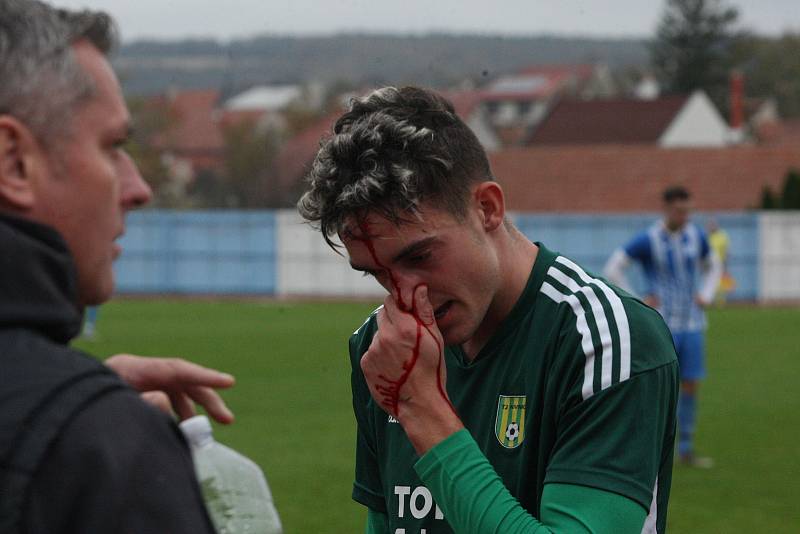 Fotbalisté Hluku (modré dresy) zakončili podzimní část sezony domácí výhrou nad Nivnicí 3:1.