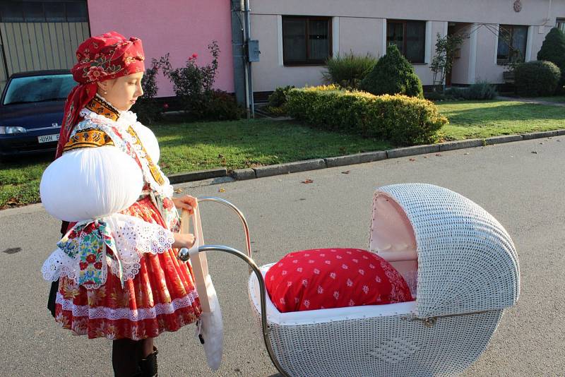 Nedakonická hodová chasa se vydala s právy na osmihodinovou nedělní obchůzku dědinou.