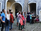 Při víc než hodinové noční tajuplné procházce hradem Buchlov si mohli návštěvníci užívat hraných veselých i vážných pověstí a také zhlédnout vystoupení moravské šermířské skupiny a ohnivou show. 
