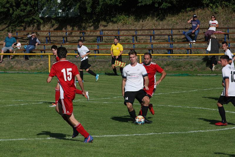 Fotbalisté Ořechova (bílé dresy) v prvním zápase nové sezony zdolali Uherský Ostroh 7:2.