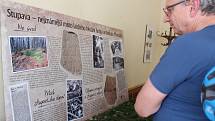 Falešné náhrobní kameny věrozvěsta Metoděje v kulturním domě na Stupavě 20. května 2022. Výstava k 90. výročí falz.