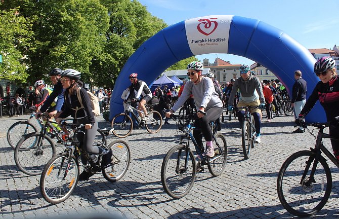 Akce Na kole vinohrady Uherskohradišťska měla start i cíl na Masarykově náměstí v Uherském Hradišti. 27. dubna 2024