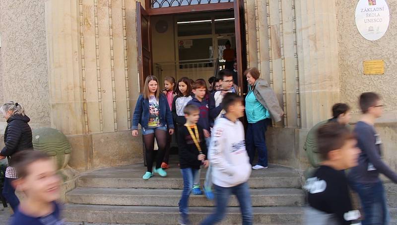 V ZŠ UNESCO si žáci zkusili evakuaci budovy za pomocí jednoho z nejmodernějších bezpečnostních systémů.