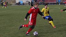 Fotbalisté posledního Uherského Ostrohu (červené dresy) hráli doma se Starým Městem nerozhodně 1:1.