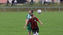 Fotbalisté Zlechova (červenočerné dresy) v 6. kole I. B třídy skupiny C zdolali Ostrožskou Novou Ves 1:0.