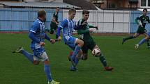 Fotbalisté Hluku (modré dresy) zakončili podzimní část sezony domácí výhrou nad Nivnicí 3:1.