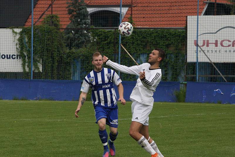 Fotbalisté Kunovic (bílé dresy) ve 21. kola krajské I. A třídy skupiny B podlehli Nedachlebicím 3:5.