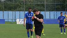 Fotbalisté Kunovic (žluté dresy) v 5. kole krajské I. A třídy skupiny B podlehli favorizovaným Zborovicím 1:2.